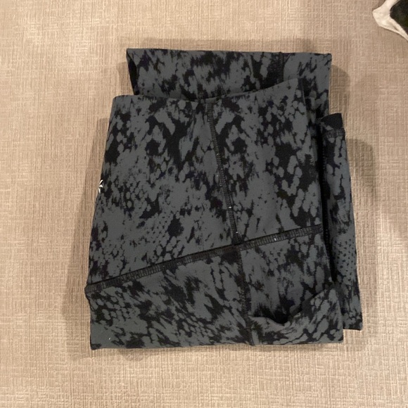 ATHLETA Salutation Stash Pocket Python Black Printed 7/8 Tight - Picture 6 of 6